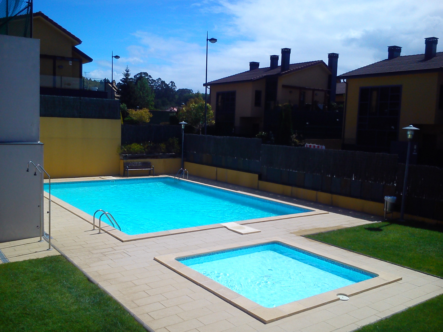 pareado en Club de Tenis con terraza y jardín de 300 m Oleiros | Ref.03840